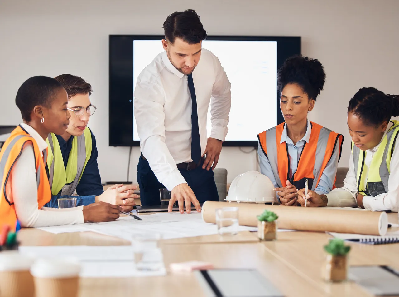 Team von Ingenieuren und Technikern in einem professionellen Briefing. HB partners begleitet Unternehmen langfristig