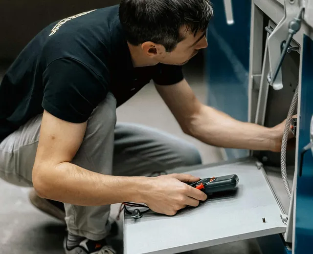 Ingenieur bei der Arbeit an technischen Plänen