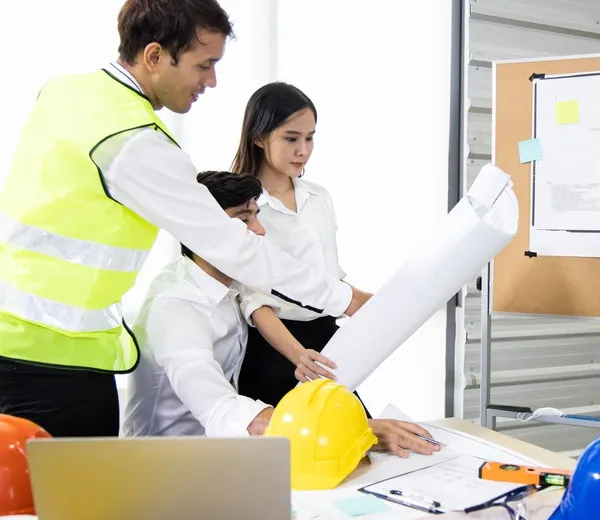 Ingenieure besprechen technische Pläne. HB partners begleitet Bewerber zu ihrer nächsten Karrierechance